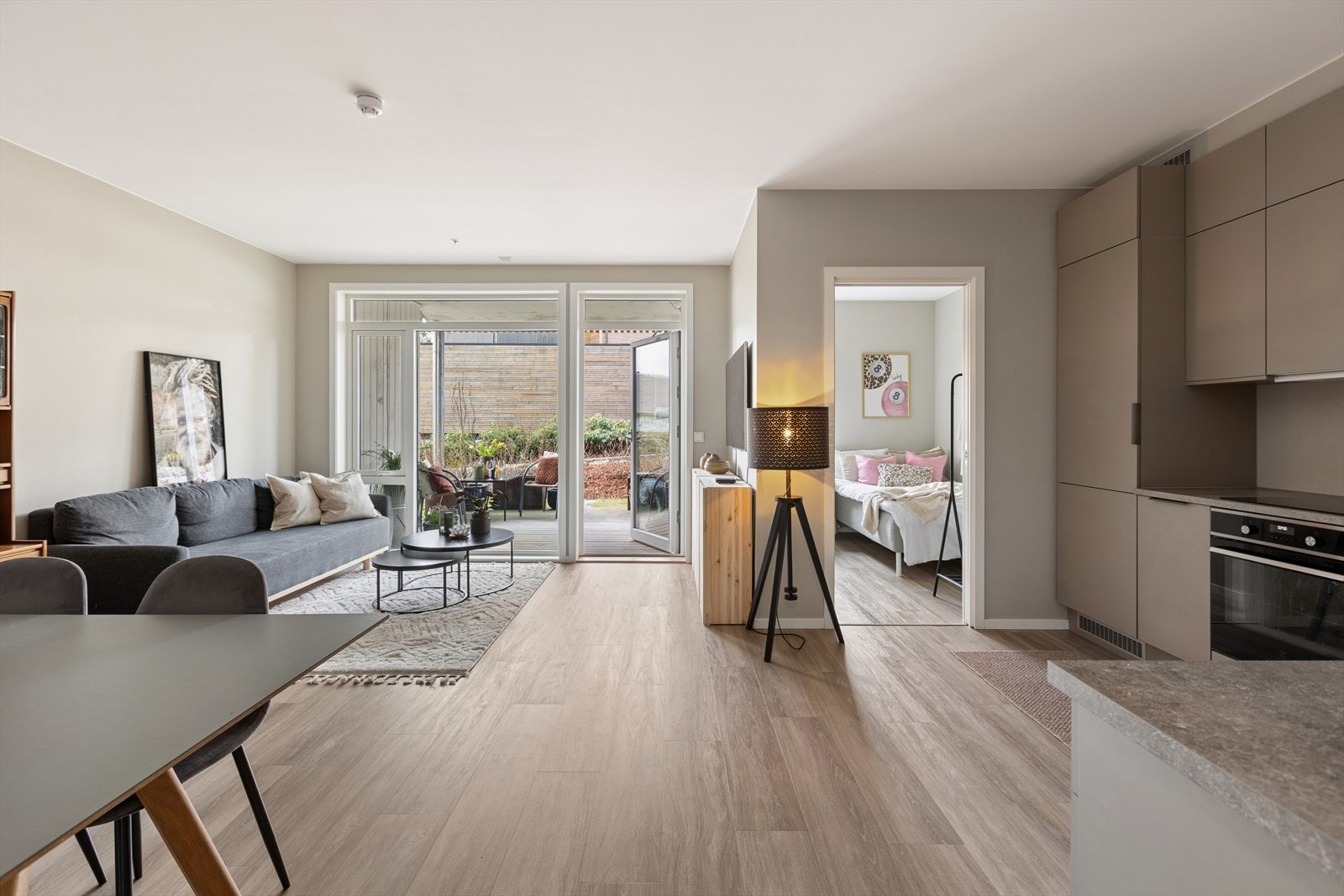 Stue og kjøkken i en åpen løsning - noe som kler leiligheten godt. Galleribilde