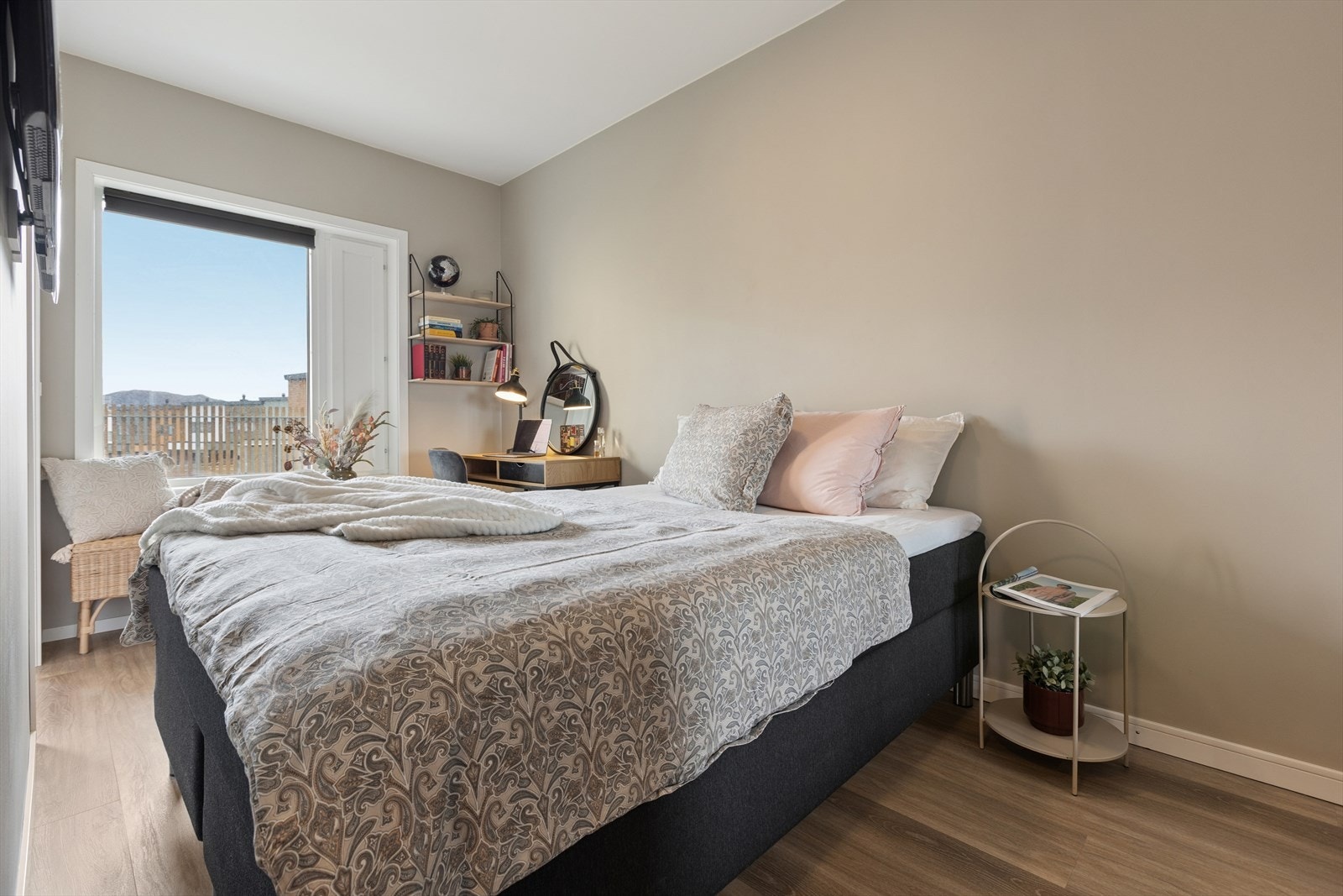 Hoved-soverom med tv. Galleribilde