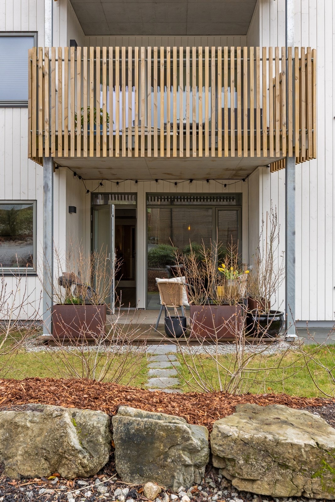 Terrasse med hageflekk. Galleribilde