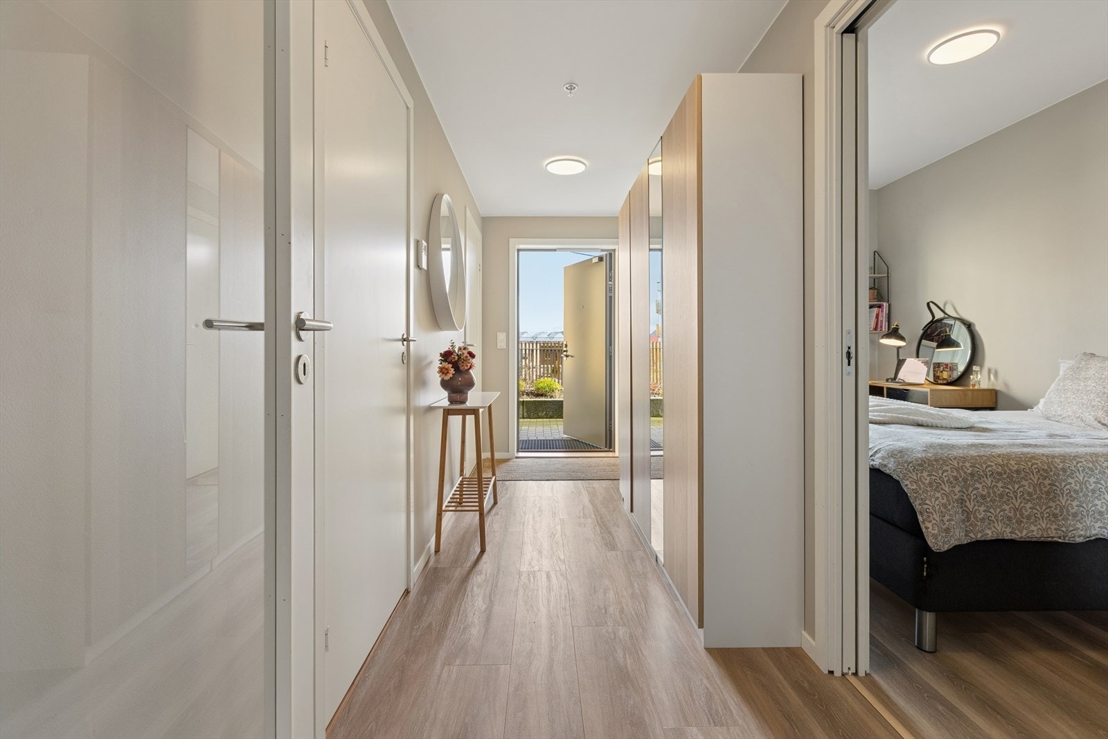 Romslig entré med garderobe. Galleribilde