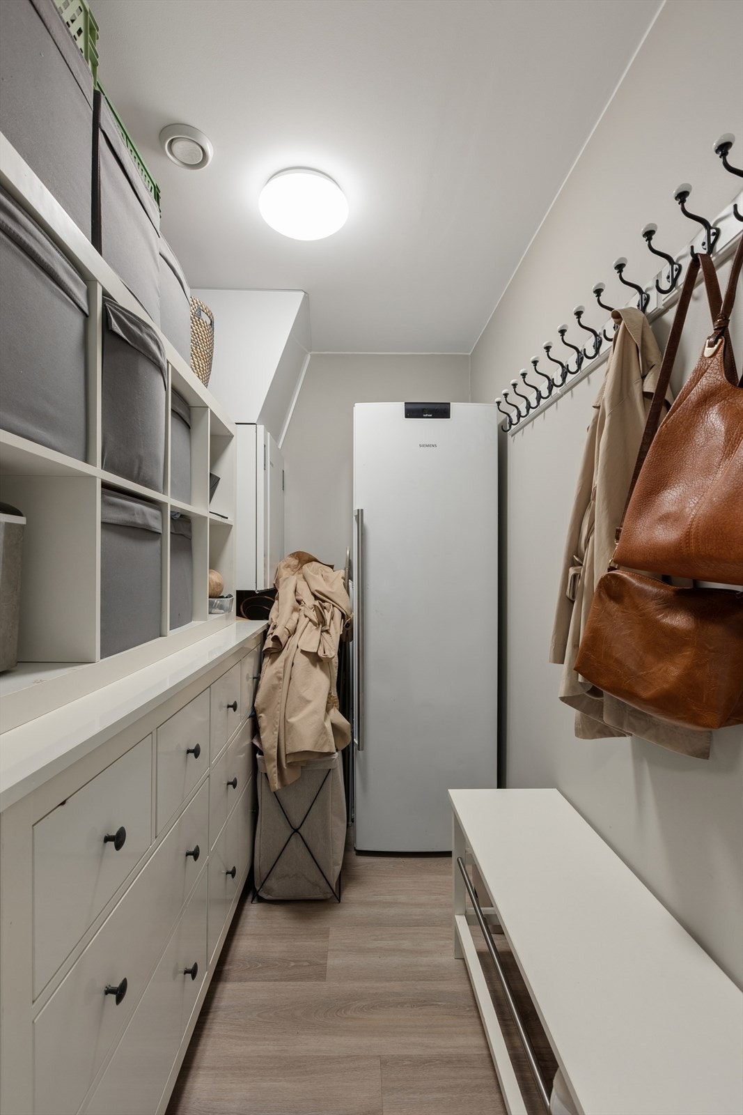 Leiligheten har 2 stk tilhørende boder. En inni leiligheten og en i garasjeanlegg. Galleribilde