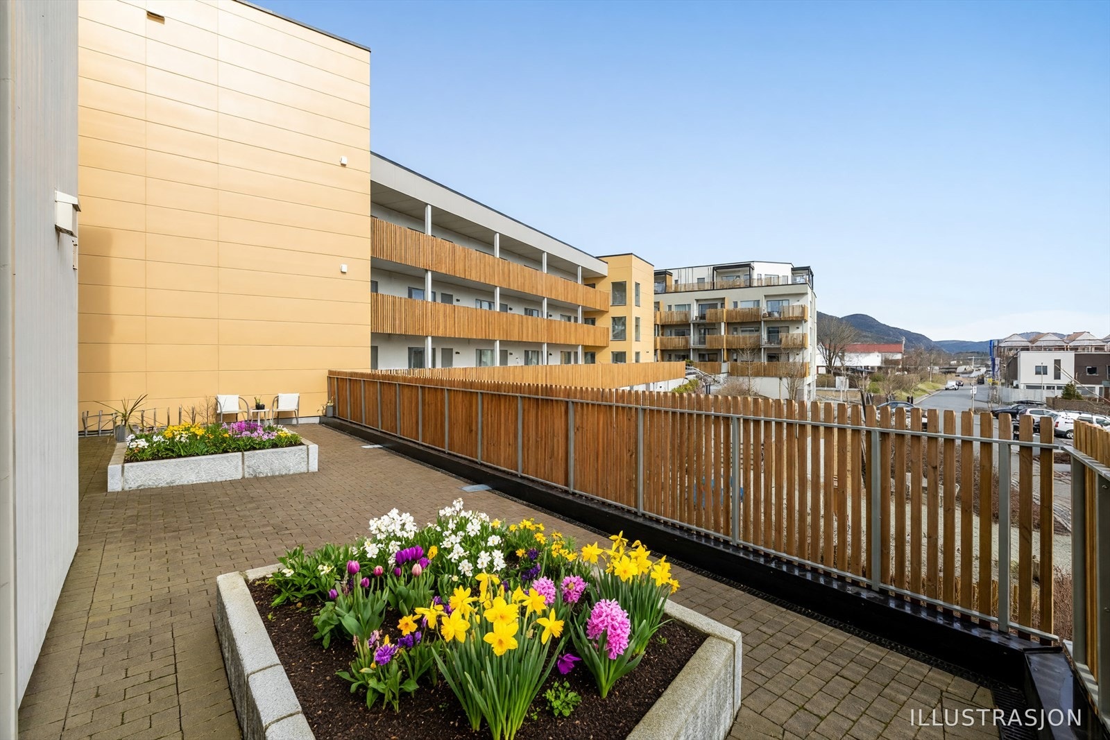 Felles uteområde. Denne leiligheten og naboleiligheten har direkte tilknytning og derav naturlig bruk av området. Galleribilde