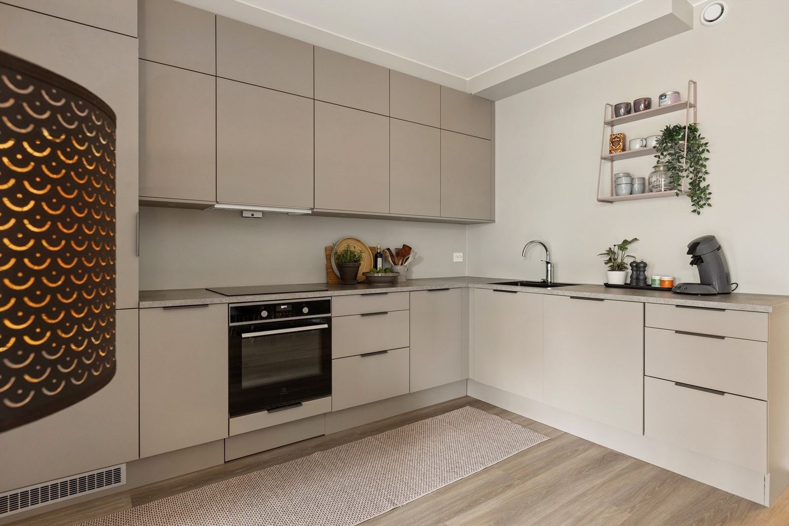 Lekkert påkostet kjøkken fra HTH med alle hvitevarer integrert. Galleribilde