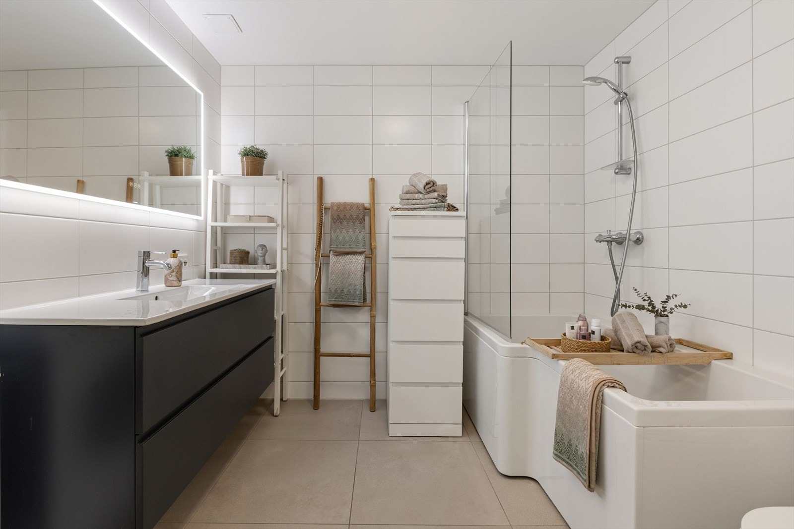 Påkostet baderom med 60x60 fliser. Galleribilde