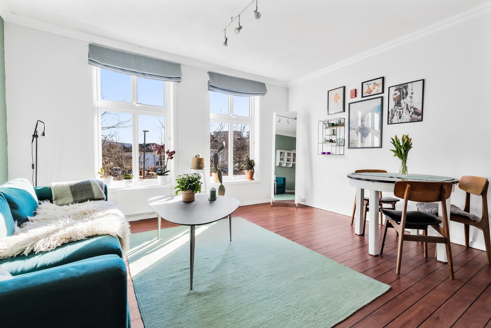 Leiligheten har gode vindusflater som gir rikelig med naturlig lys. Galleribilde