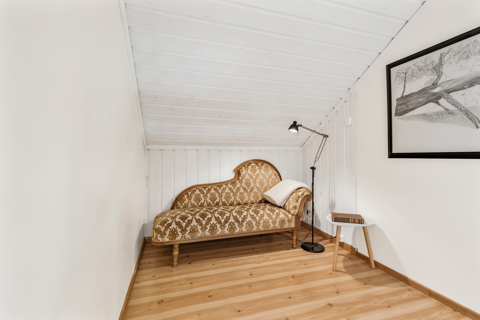 Plass til hyggelig sittegruppe, gode muligheter for oppbevaring Galleribilde