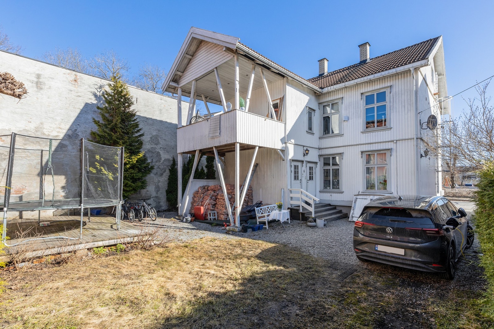 Bakgård, biloppstillingsplass til venstre for bilen som er parkert Galleribilde