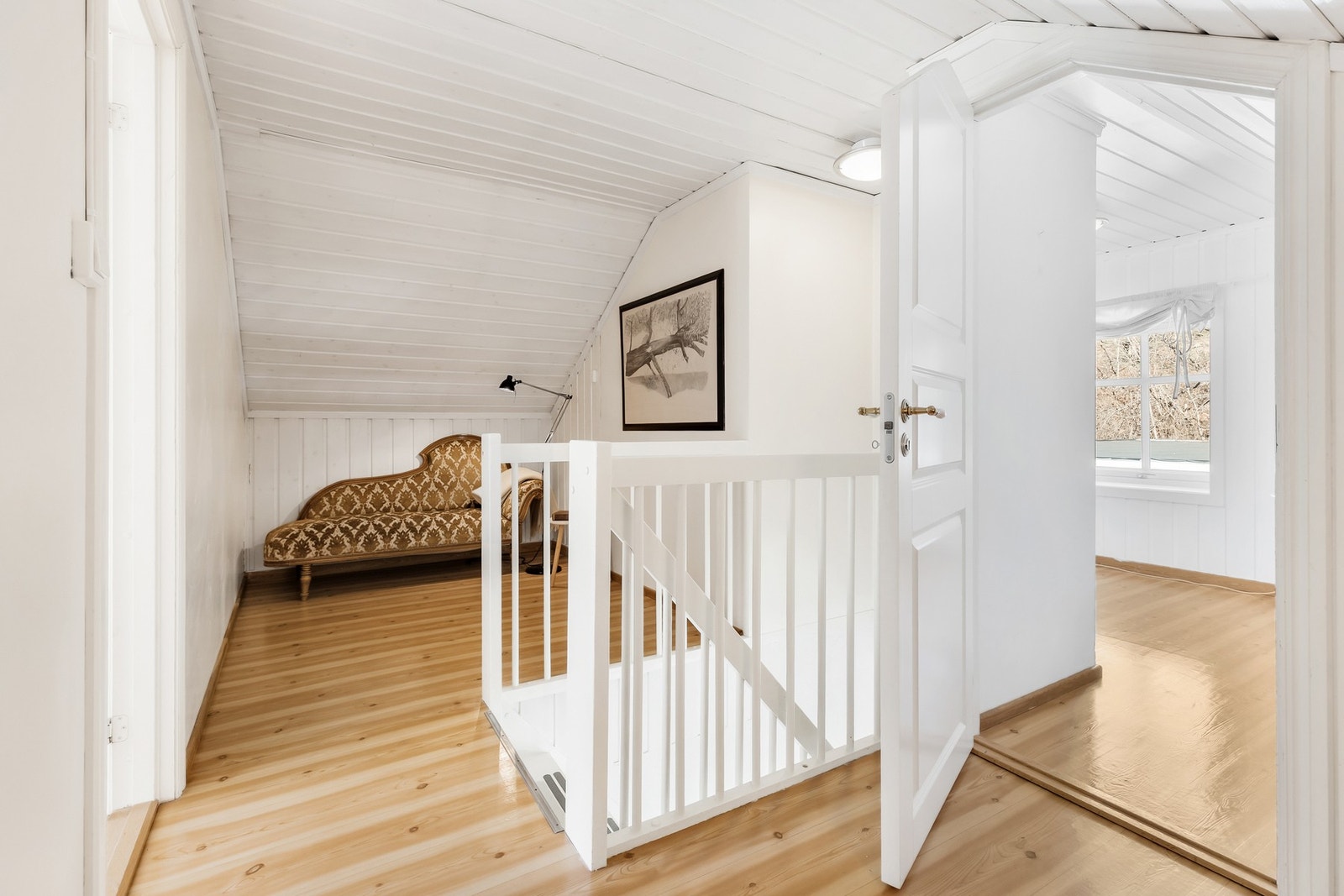 Praktisk og luftig trapperom med adkomst til 2 soverom. Galleribilde