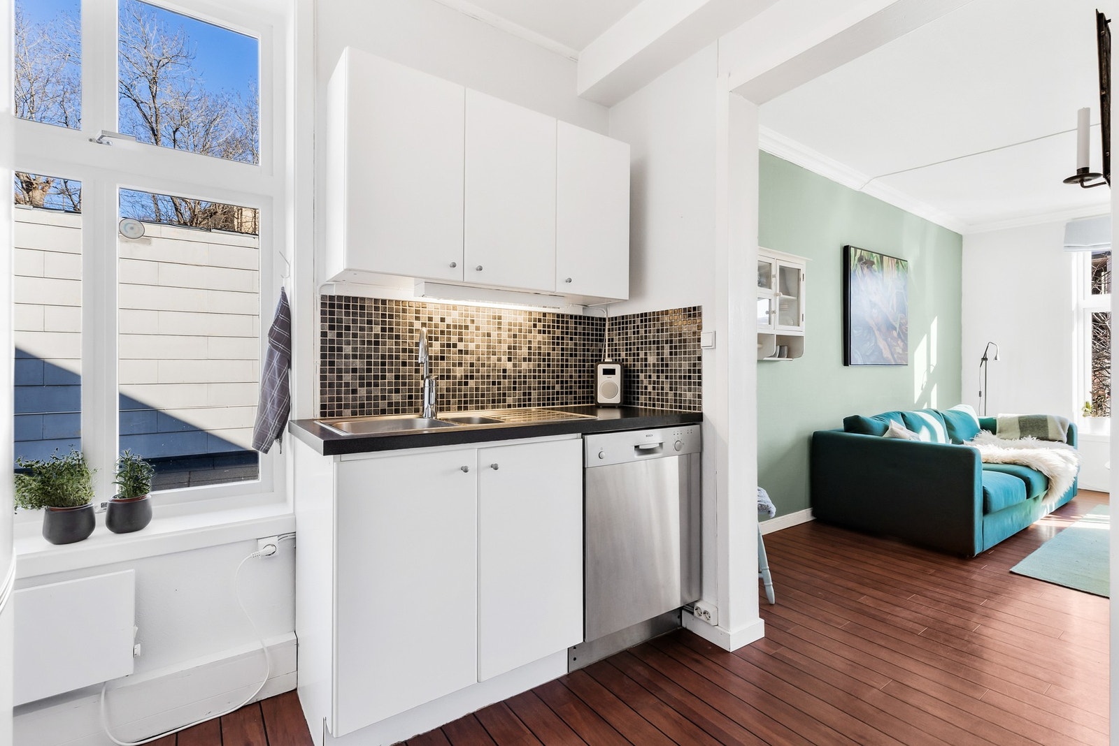 Smart utnyttet kjøkkenplass, åpen løsning mot stue. Galleribilde