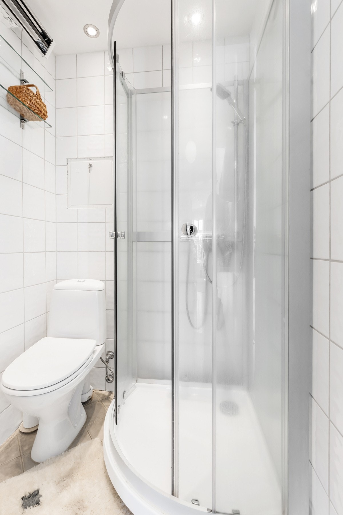 Flislagt bad med dusjkabinett. Galleribilde