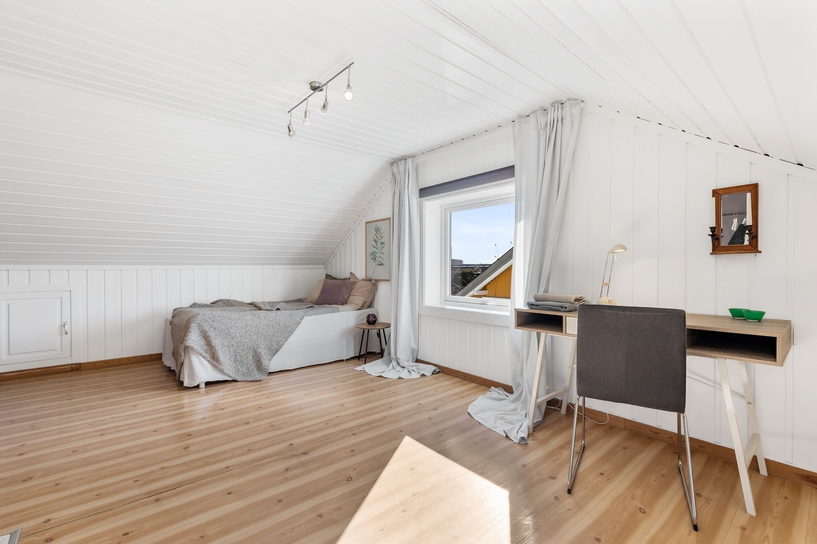 Soverom 2. Lyst og romslig soverom med lyse overflater og gode møbleringsmuligheter. Her er det også oppbevaringsplass på loftet bak kneveggen Galleribilde