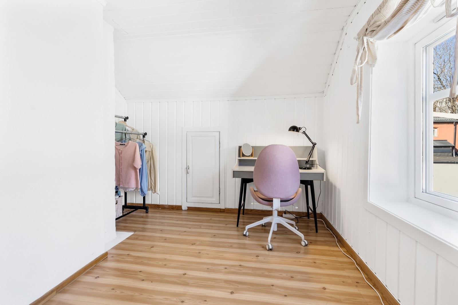 Soverom 1. God plass til både arbeidsplass/kontorpult og muligheter for garderobeskap. Gode oppbevaringsmuligheter også i loftsbod bak kneveggen. Galleribilde