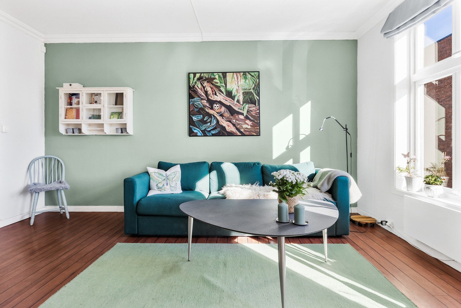 Lys og pen stue med god takhøyde. Galleribilde