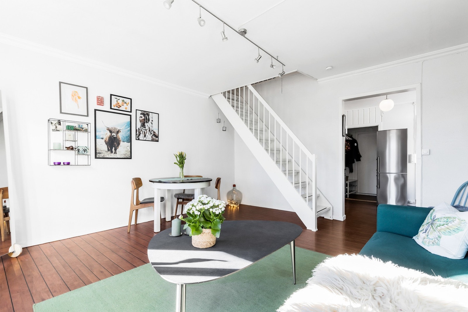 Stuen har god utforming og naturlig soner for sittegruppe og spisebord. Galleribilde