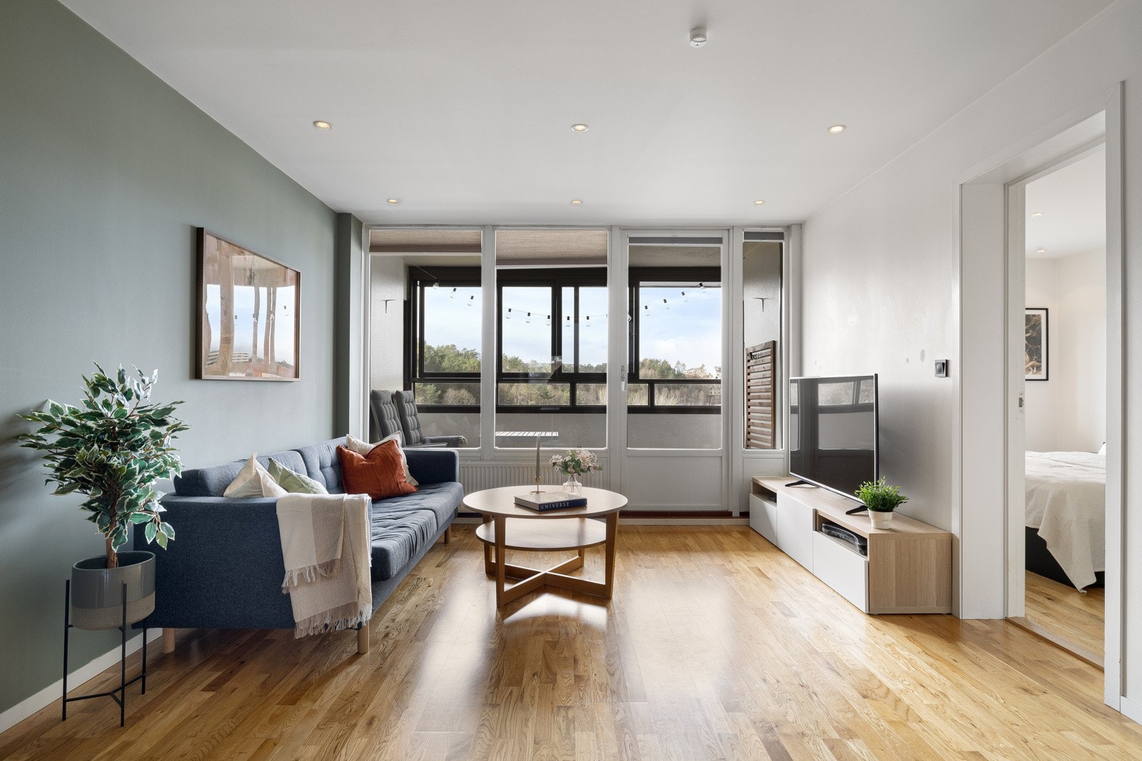 Boligen ligger i et veletablert nabolag/borettslag i Bergen vest. Området preges av rolige omgivelser med nærhet til både skogsterreng, turstier og populære turområder som Lyderhorn og Kanadaskogen. Galleribilde