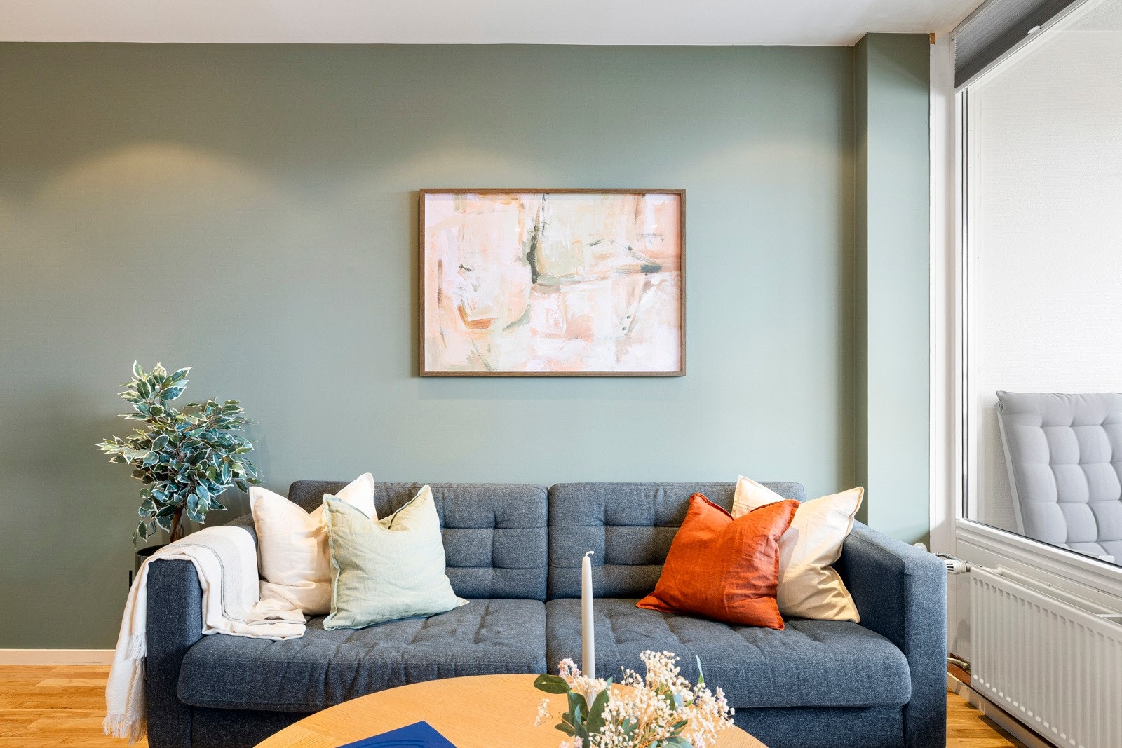 Stuen er av god størrelse med plass til møblering i ulike soner. Galleribilde