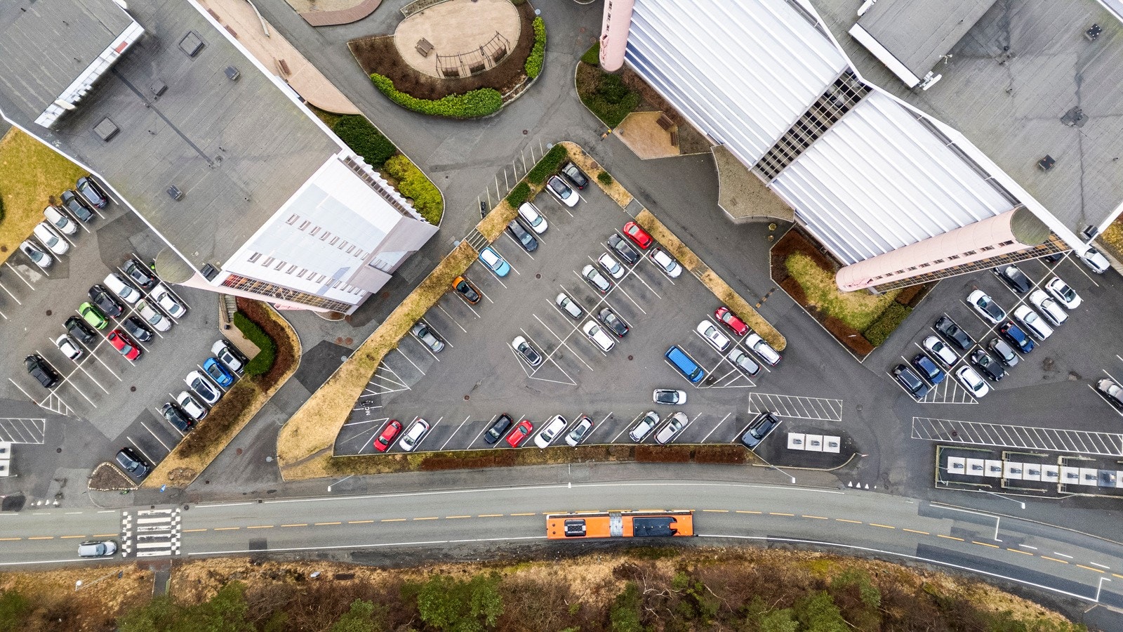 Parkering har man på felles oppstiult parkeringsplass utenfor bygget. Ny Extra-butikk og bussholdeplass rett over veien! Galleribilde