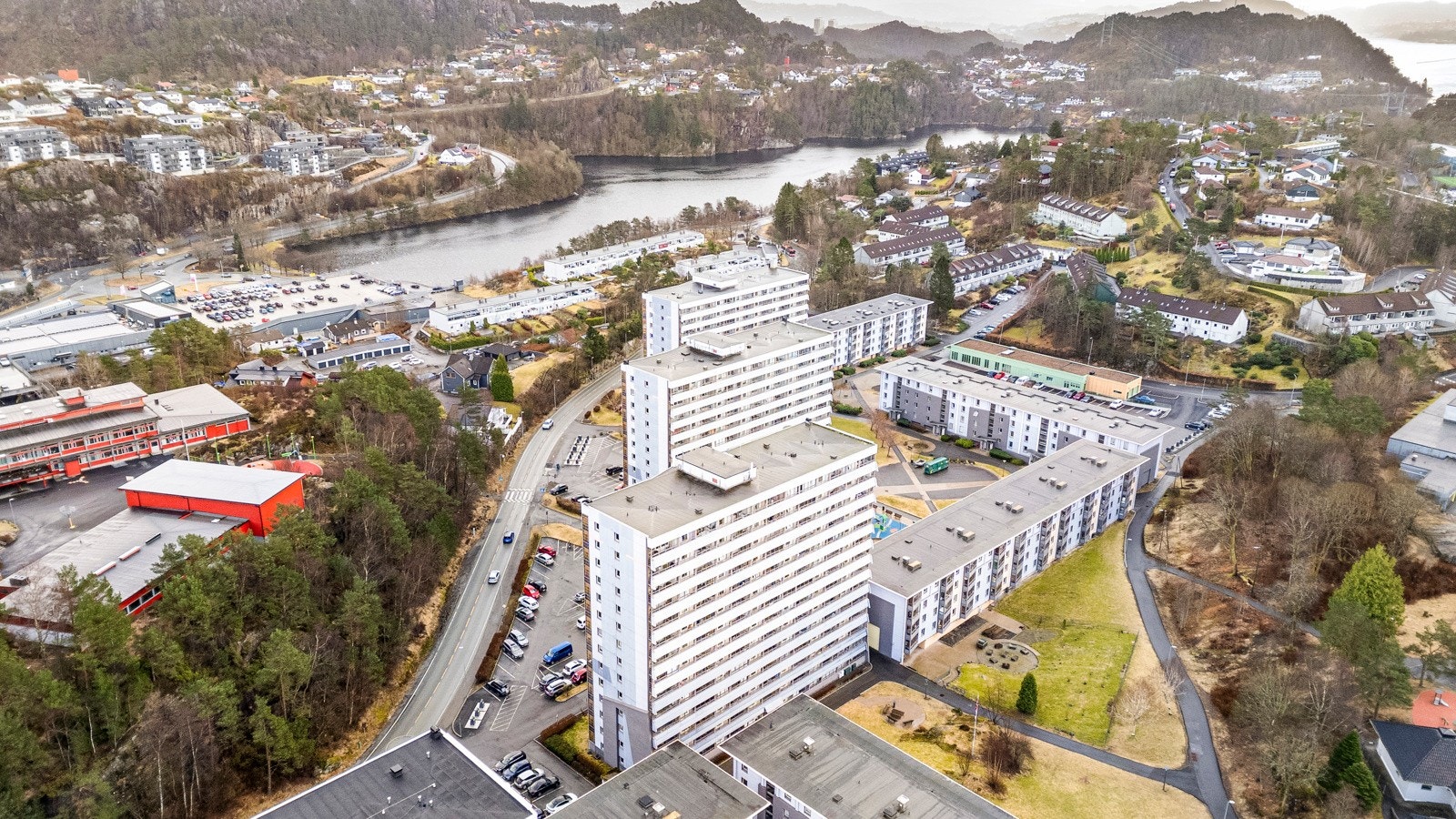 Er man på jakt etter en leilighet som står innflyttningsklar i Bergen vest? Da er dette den rette leiligheten for deg! Galleribilde