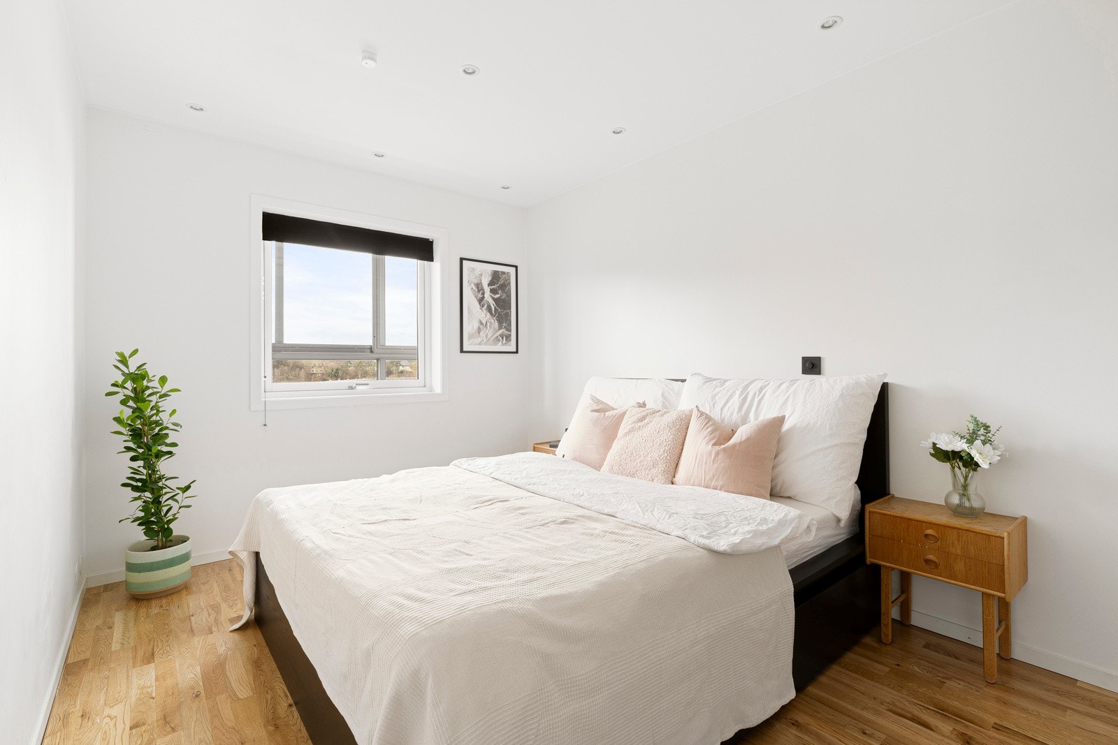 Fellesnevner er at rommene er av god størrelse med plass til seng av god størrelse. Galleribilde