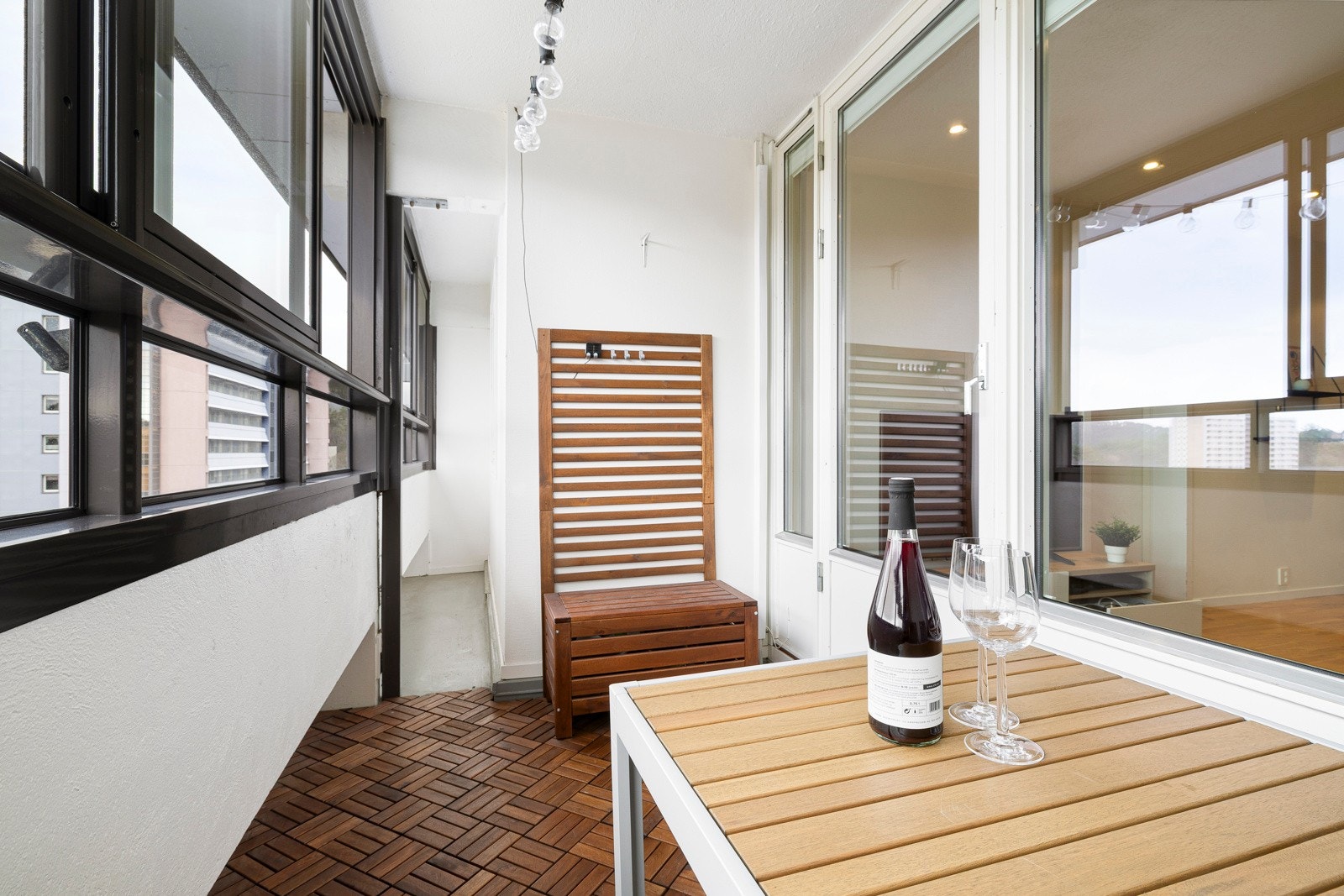 Boligen har en sentral beliggenhet, med kort avstand til dagligvarebutikk rett over veien, Vestkanten storsenter, samt til busstopp. Galleribilde