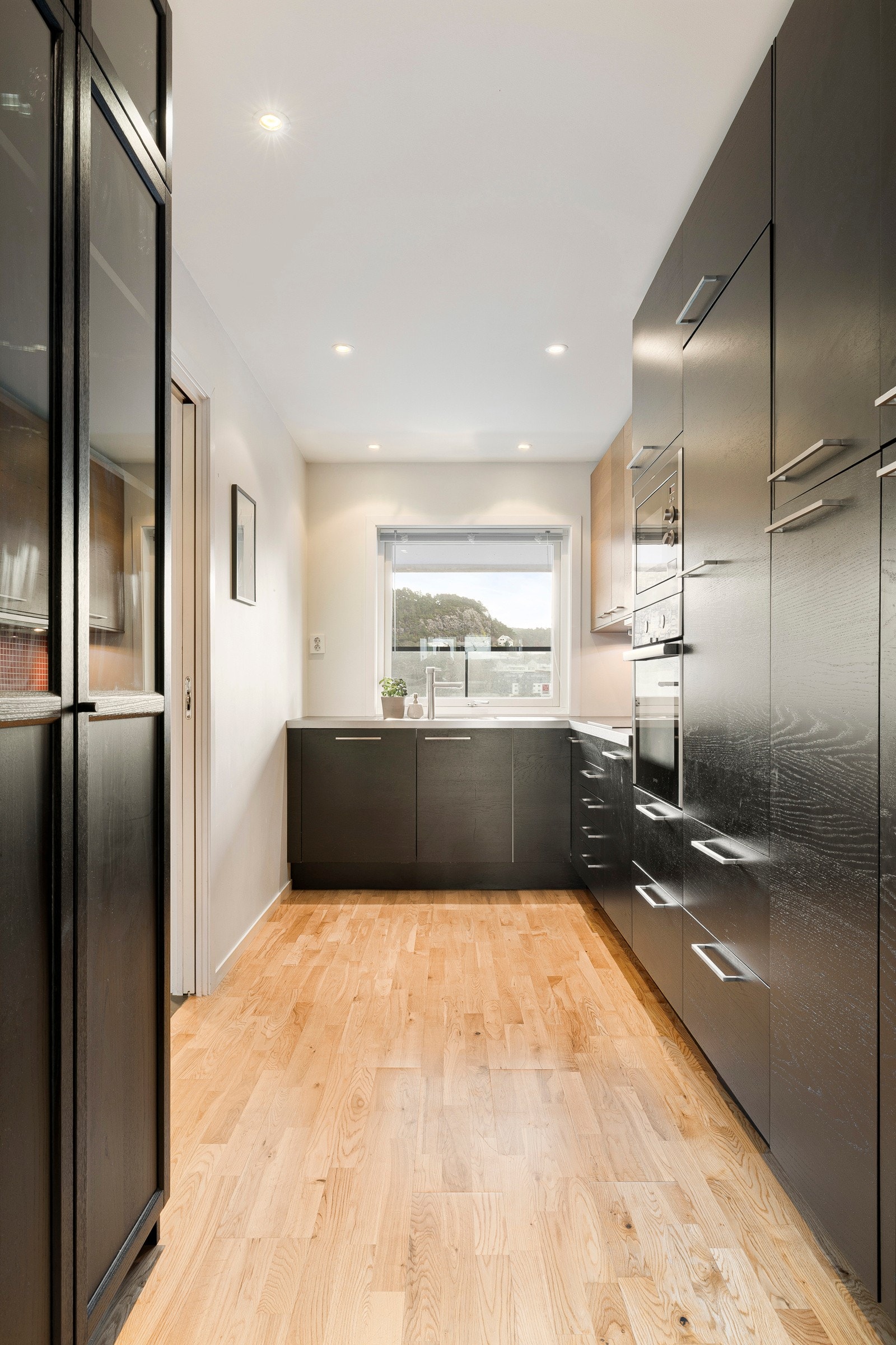 På kjøkkenet har man gode arbeidsflater og rikelig med plass til servise. Galleribilde