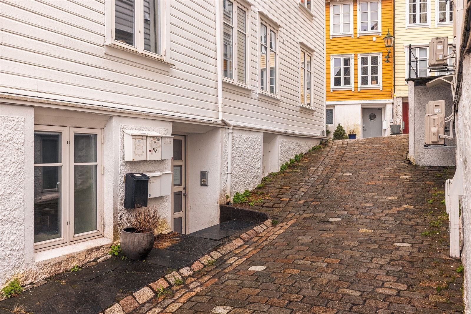 Byggets hyggelige hovedinngang ønsker deg velkommen hjem etter en lang dag på farten. Galleribilde