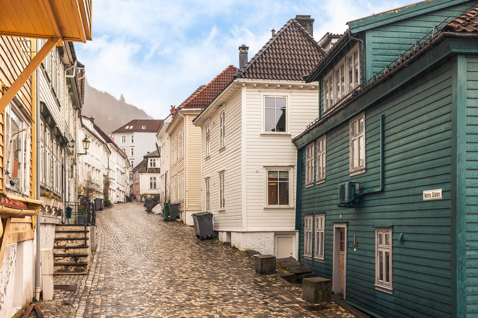 Boligen ligger i en historisk Bergensgate med den klassiske brosteinen. Galleribilde