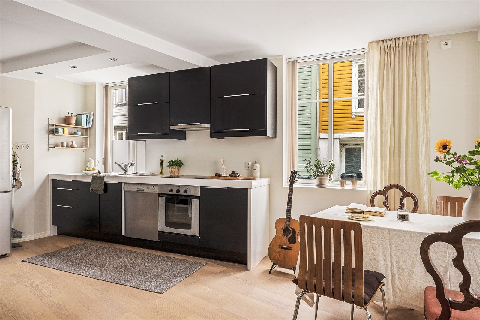 Integrerte hvitevarer bestående av stekeovn, keramisk platetopp, og oppvaskmaskin medfølger i handelen. Galleribilde