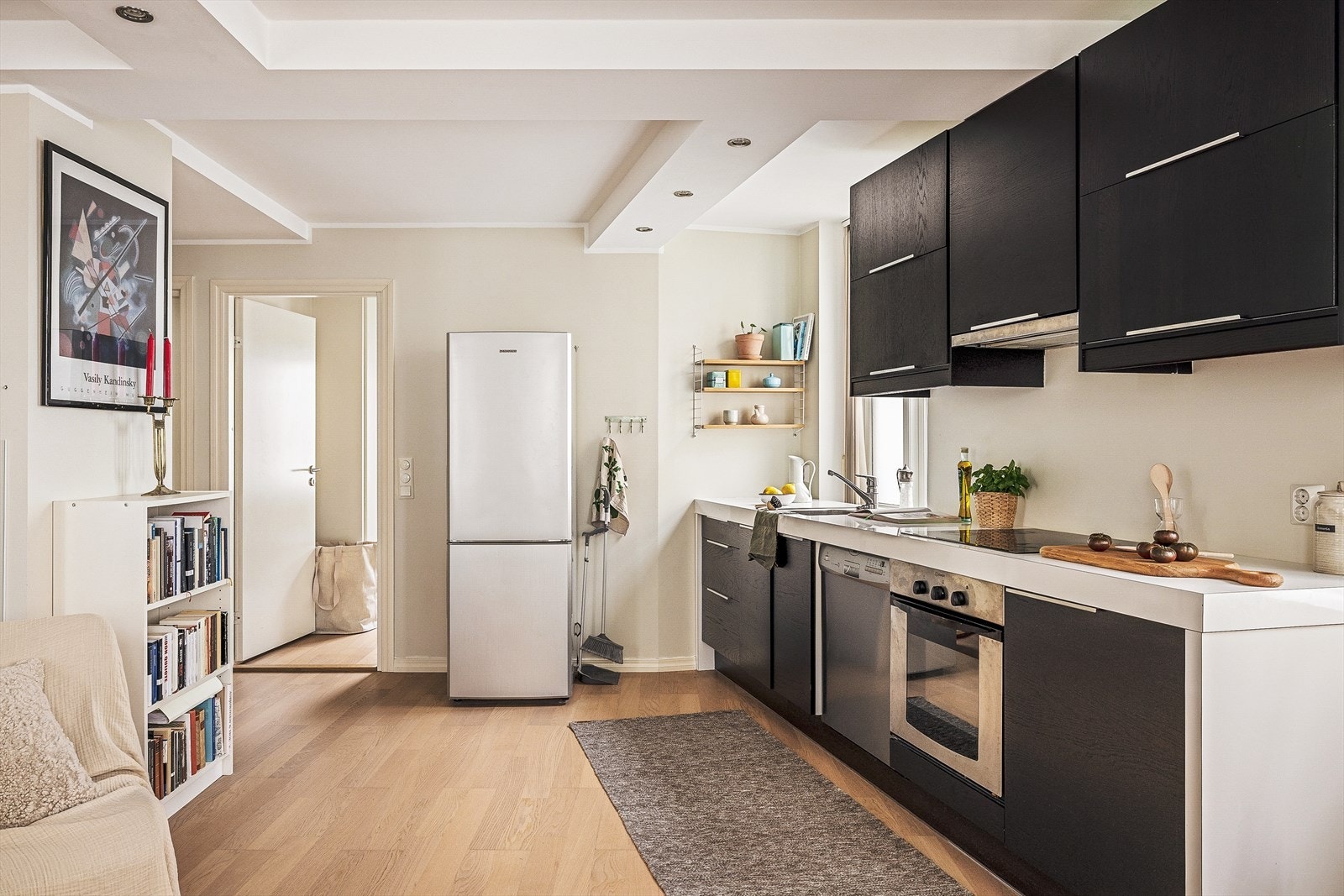 Videre tar vi veien inn på leilighetens kjøkken. Galleribilde