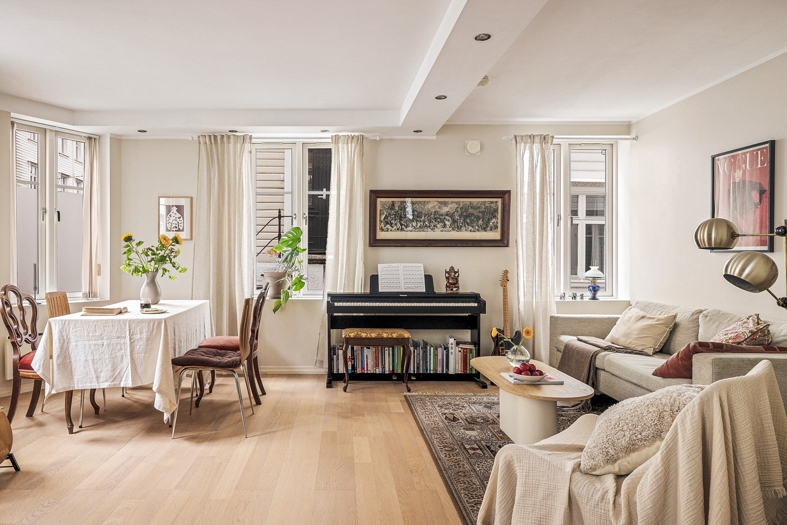 Gjennomgående for boligen er svært god planløsning og godt med lysinnslipp fra de mange vindusflatene. Galleribilde