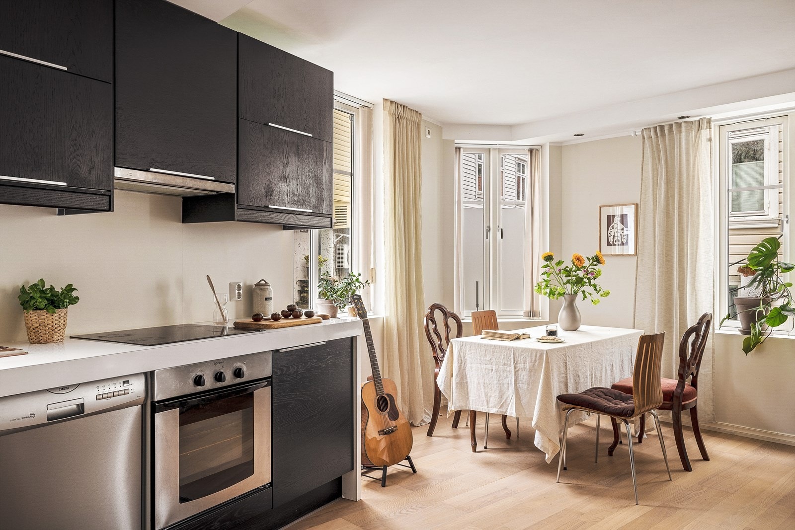 Den åpne løsningen mot kjøkkenet gir husets kokk gode muligheter for å sosialisere seg med heldige middagsgjester. Galleribilde