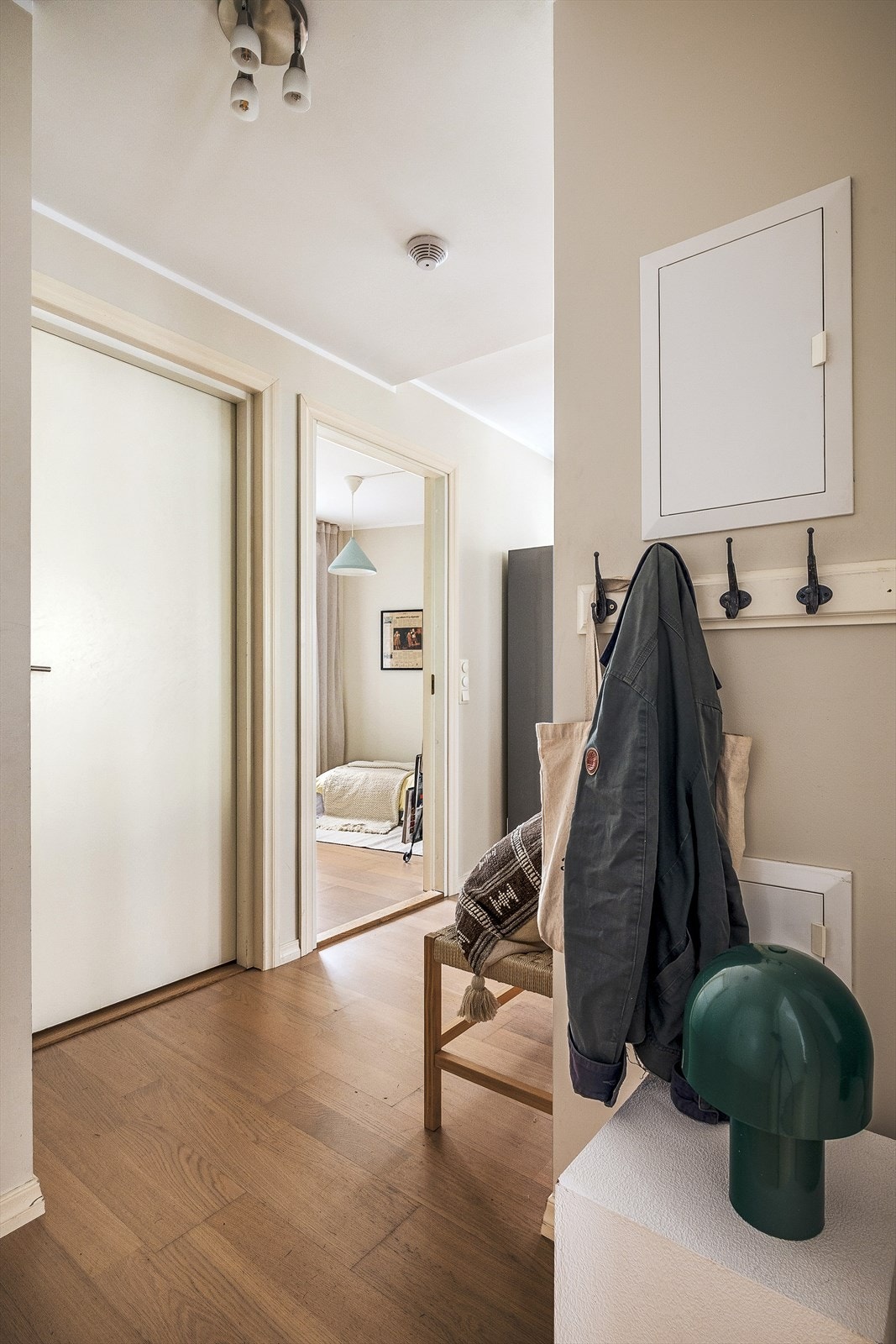 Tilslutt finner vi boligen sitt inngangsparti. Dette er et innbydende inngangsparti med god plass til oppheng av yttertøy. Galleribilde