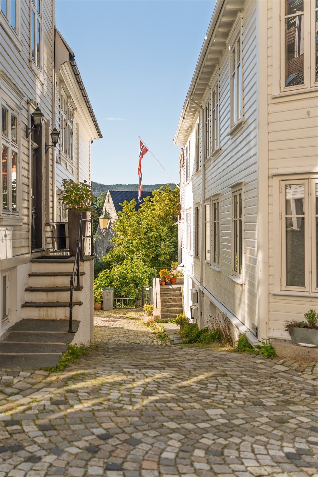 Leiligheten ligger i Nedre Stølen som er kjent for sin sentrale, men samtidig rolige og tilbaketrukne beliggenhet. Galleribilde