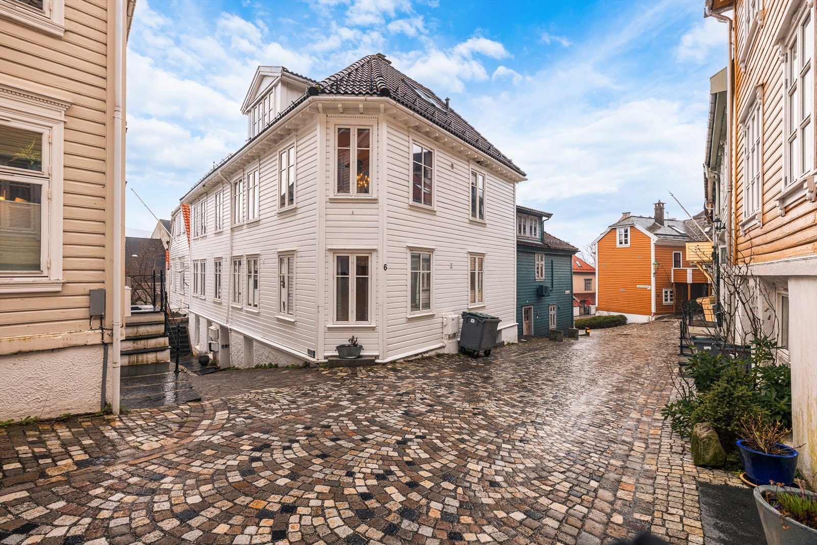 At Nedre Stølen og Sandviken er ett av byens mest populære boligområder er ikke vanskelig å forstå. Her får man et innholdsrikt nabolag med flere nærbutikker, gode bussforbindelser, nabolagskafeer og rekreasjonsmuligheter. Galleribilde