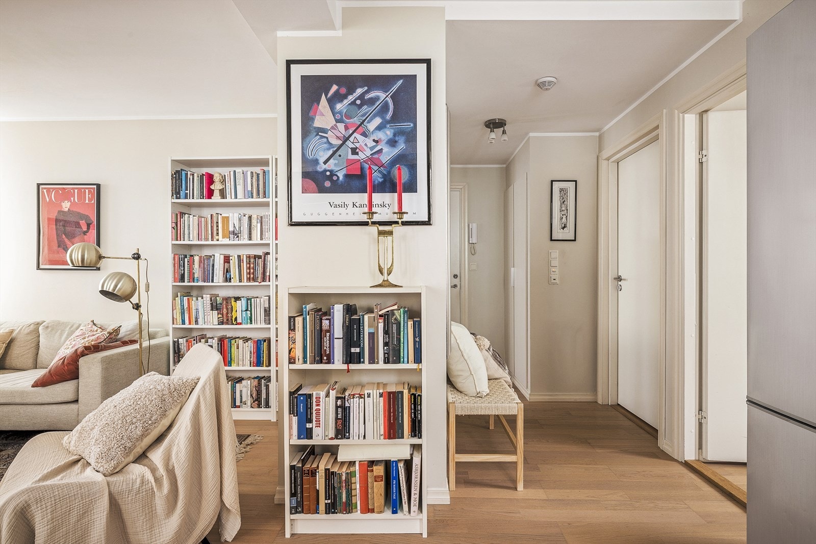 Fra gangen har man tilgang til leilighetens to soverom samt badet. Galleribilde