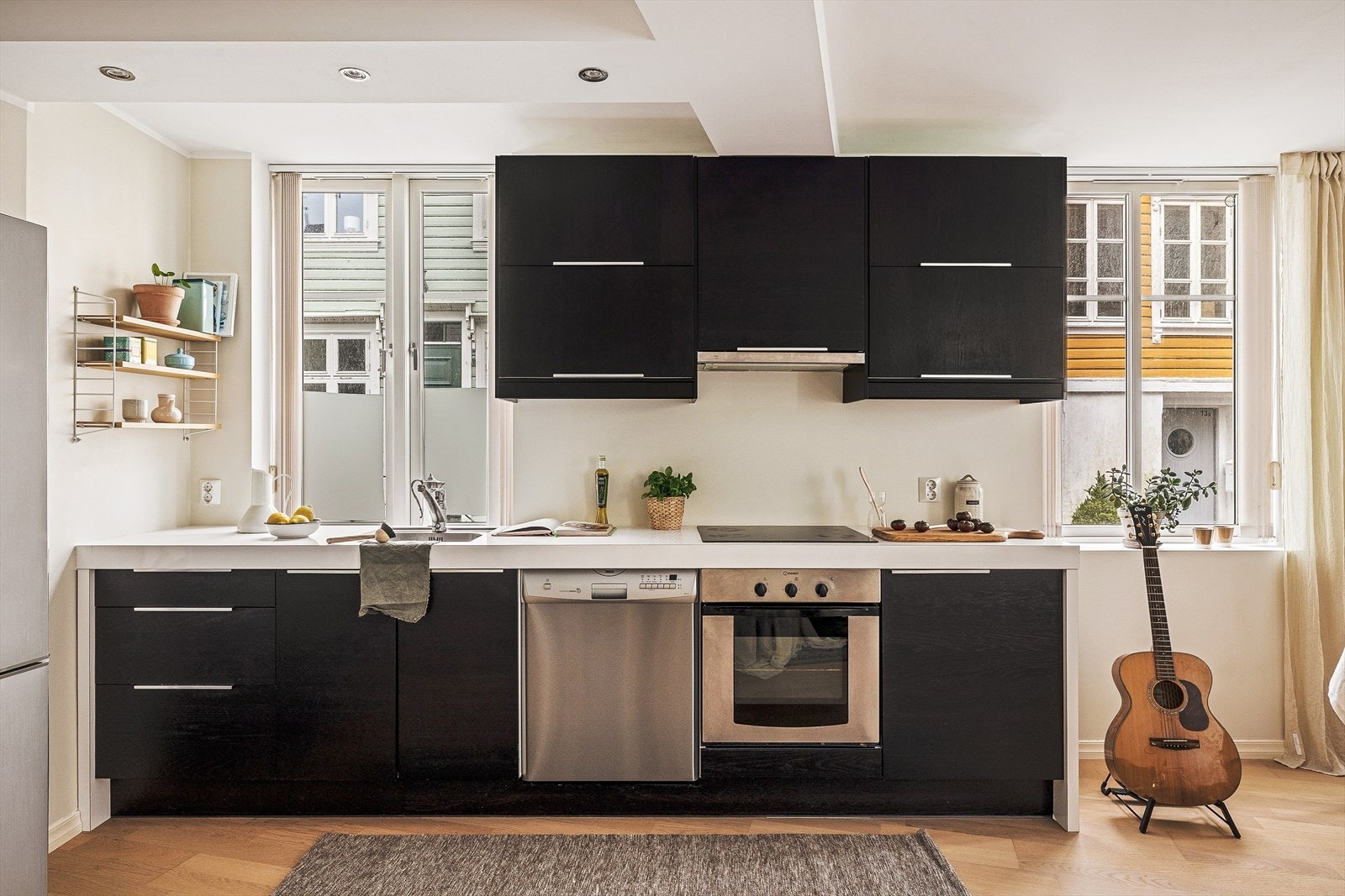 Kjøkkeninnredningen har et tidløst preg, god benkeplass og gode oppbevaringsmuligheter. Galleribilde