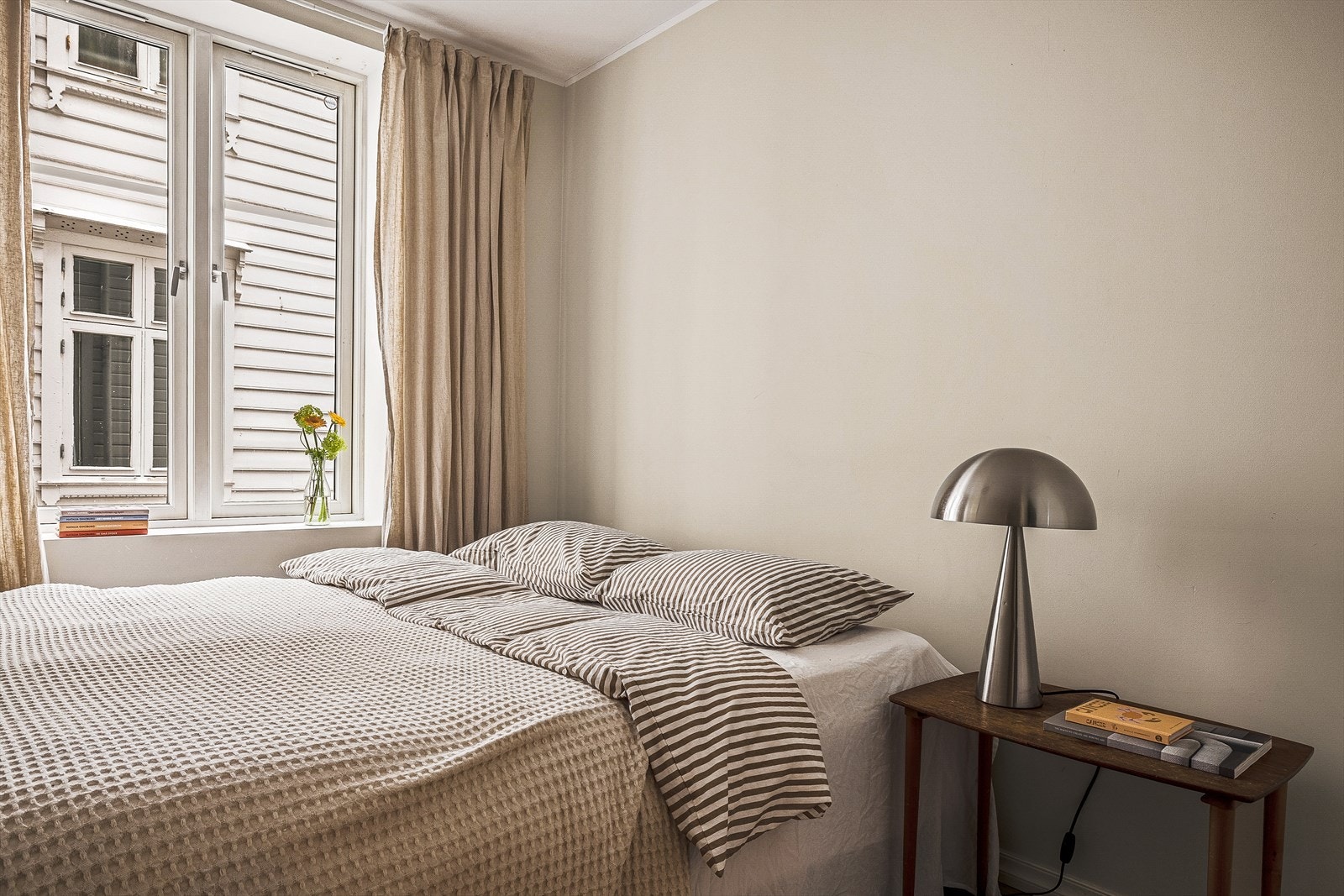 Soverommet er i dag innredet med en dobbel seng samt et nattbord. Galleribilde