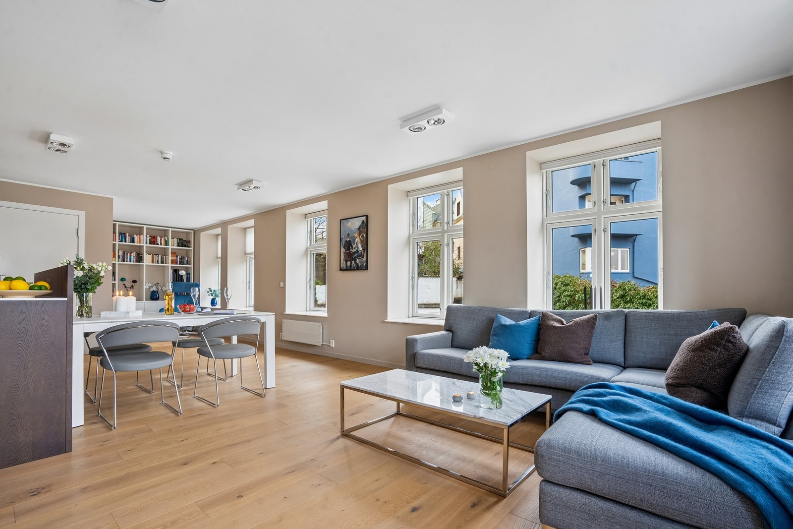 Planløsningen er svært god og gjør det enkelt å innrede med både sitte- og spisegruppe Galleribilde