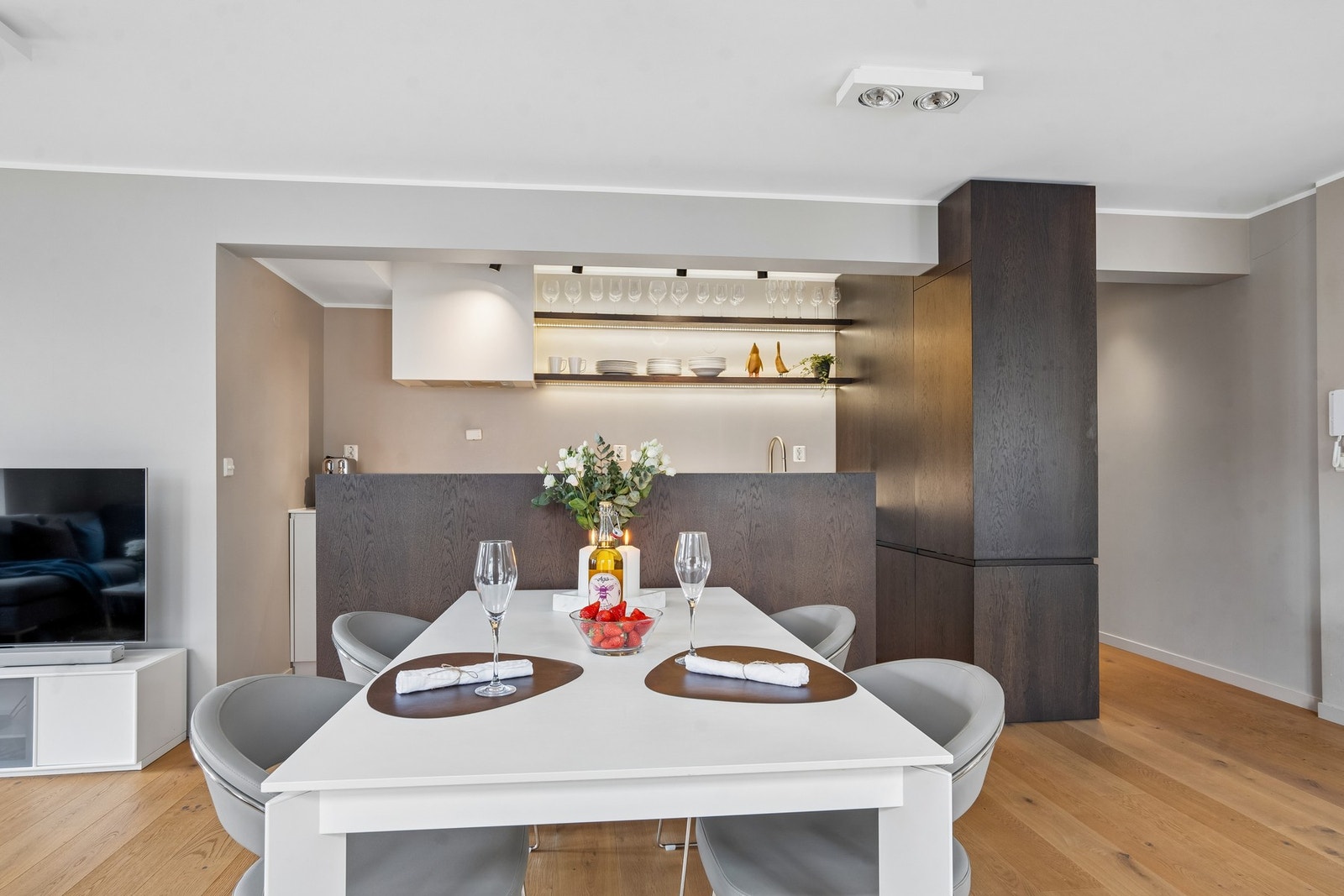 En åpen løsning mellom stue og kjøkken gir leiligheten et sosial preg Galleribilde