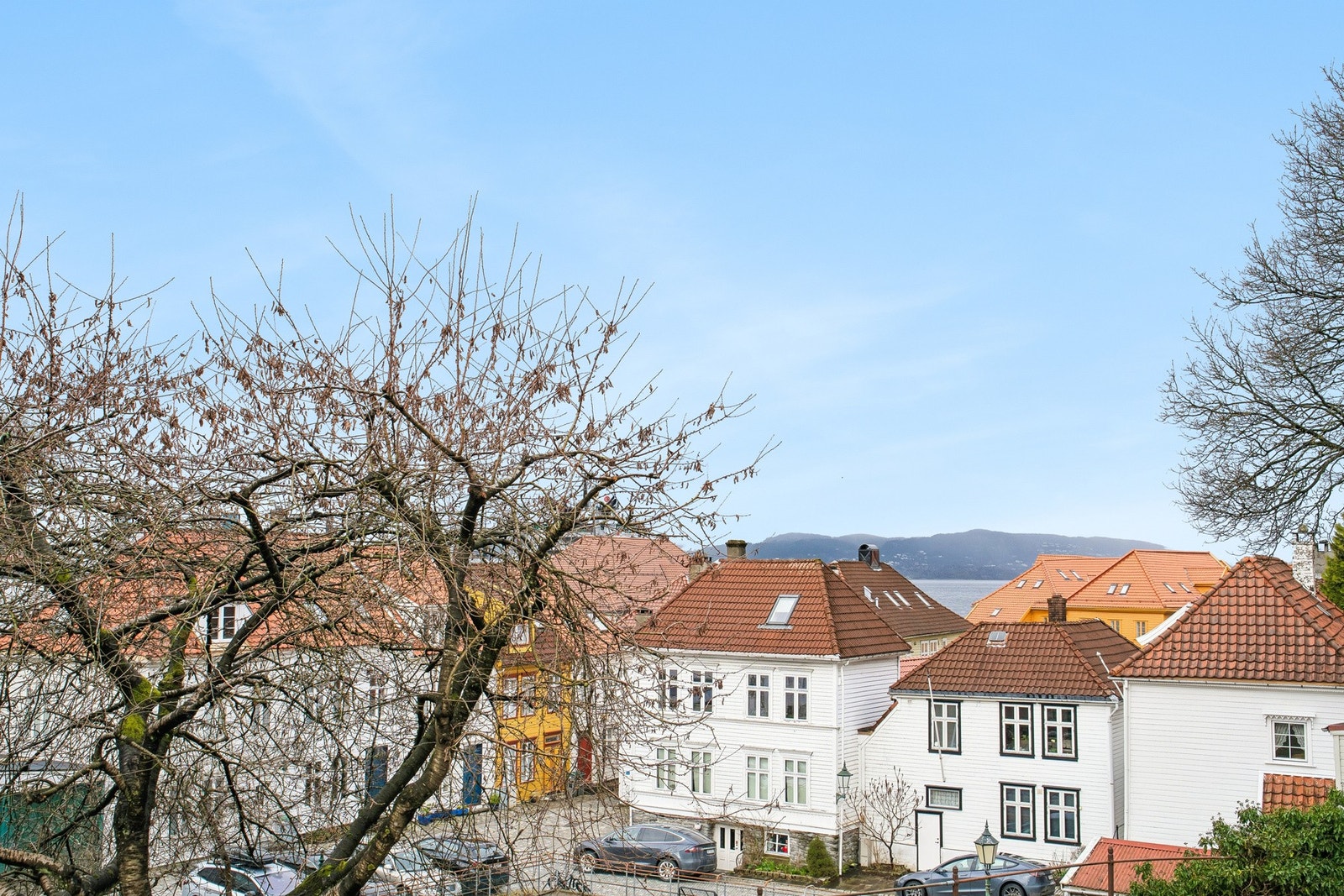 En stilren 4-roms leilighet med moderne kvaliteter, god planløsning, sjøgløtt og attraktiv beliggenhet i historisk område! Galleribilde