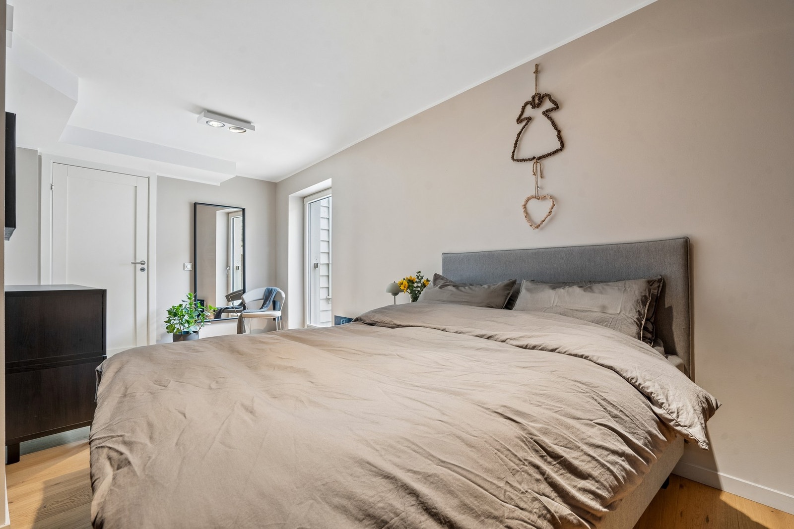 Rommet gir god plass til seng, nattbord og annet passende møblement Galleribilde