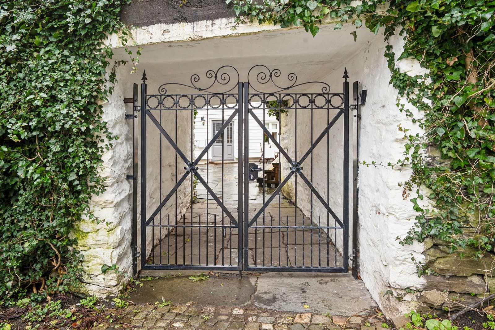 Port inn til stor, felles gårdsplass Galleribilde