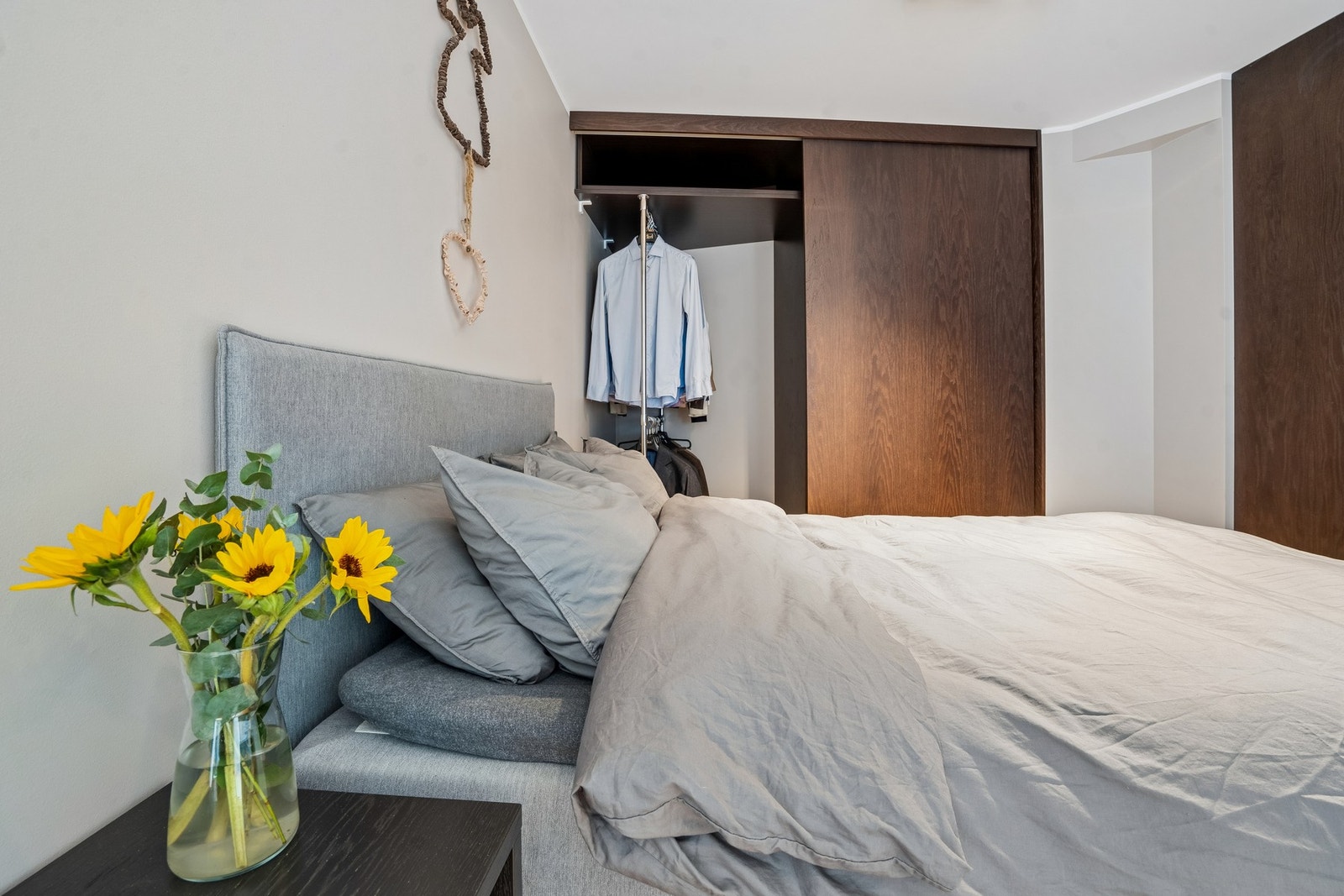 Garderobeskap er plassbygd og gir gode oppbevaringsmuligheter Galleribilde