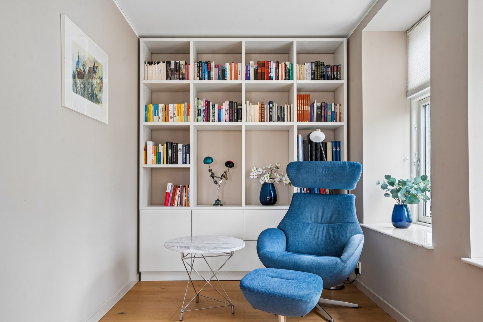 En perfekt lesekrok med plassbygd bokhylle Galleribilde