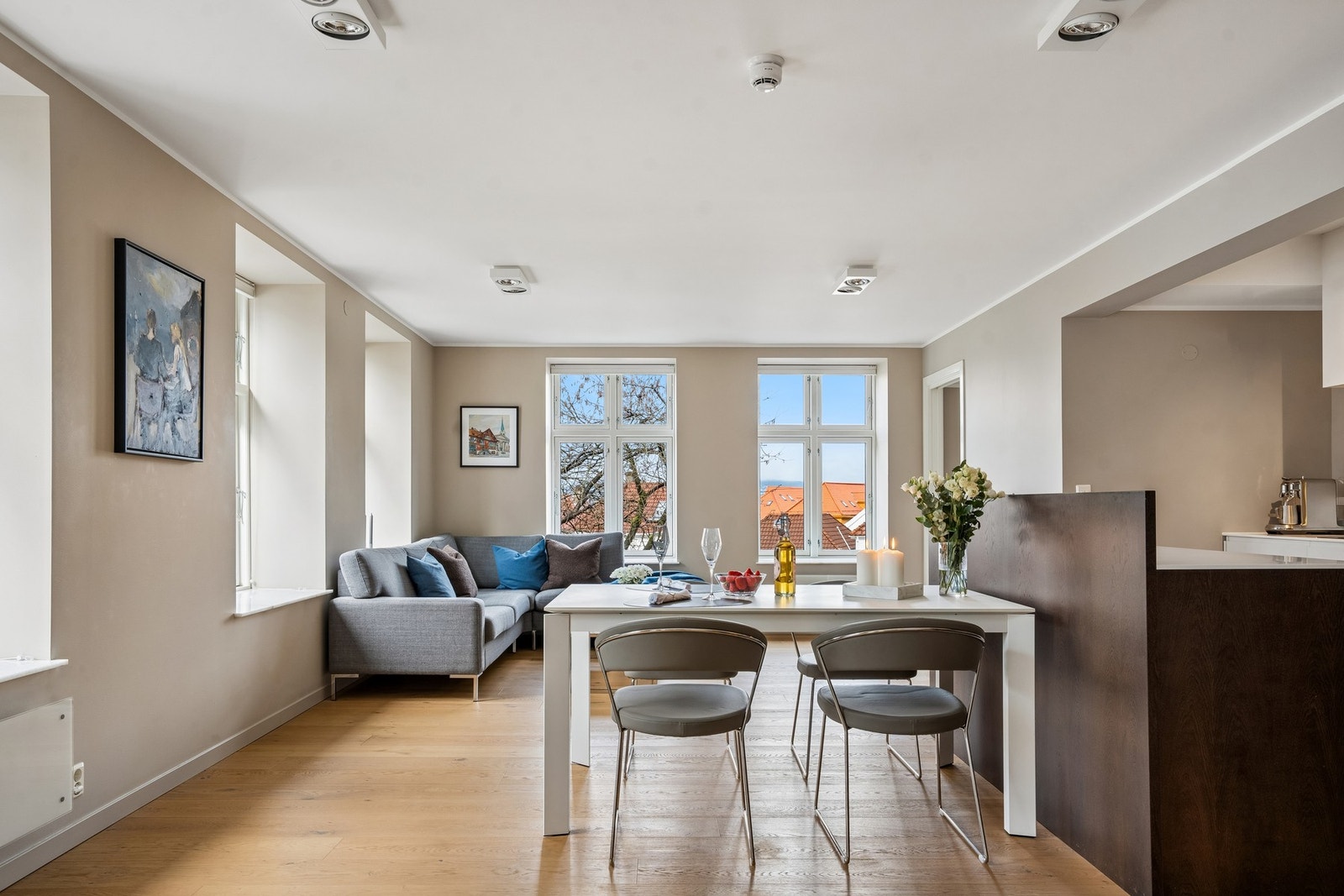 Rikelig med naturlig lys skaper en god atmosfære i leiligheten Galleribilde