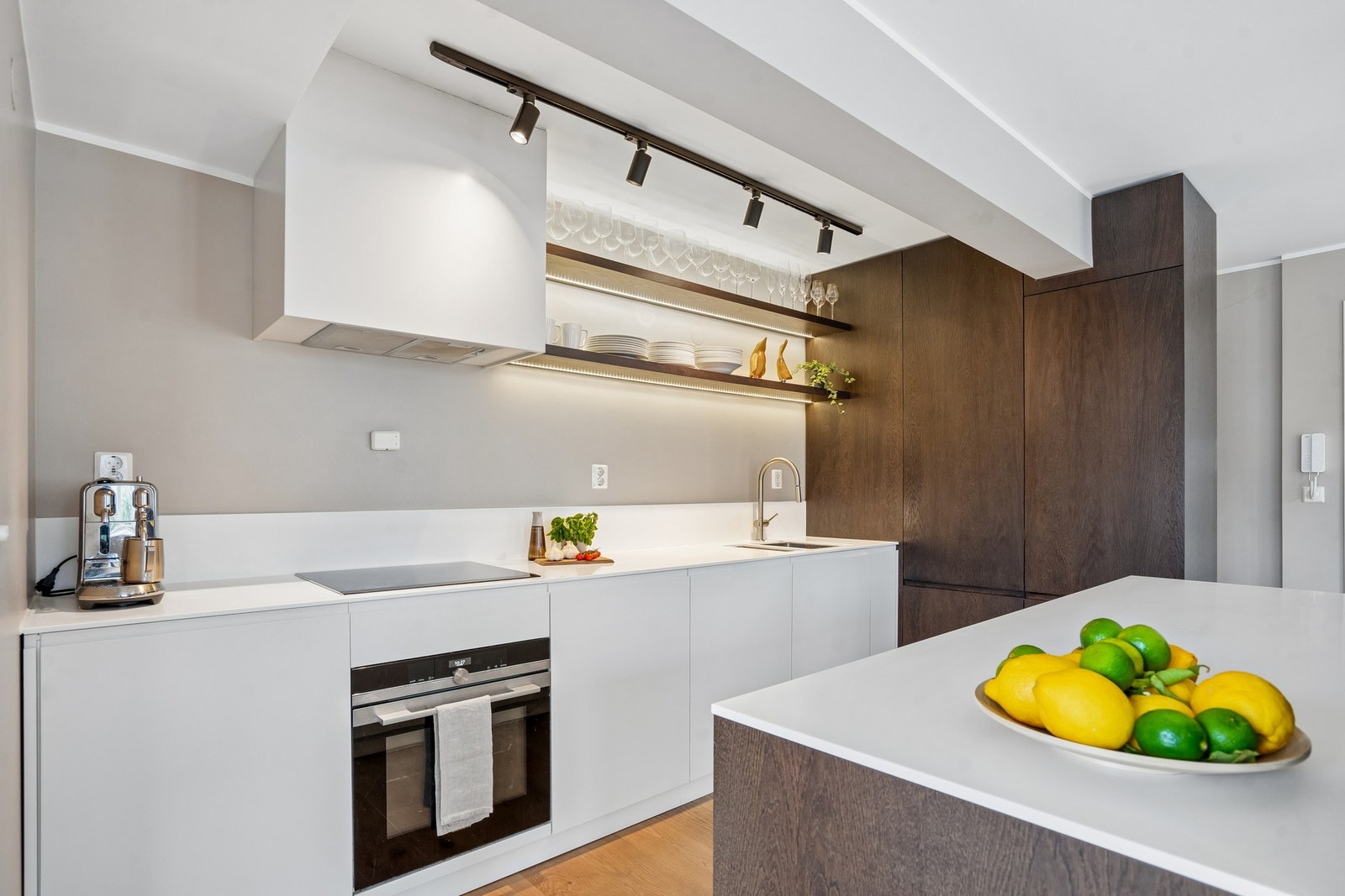 Kjøkkenet har godt med skap- og benkeplass Galleribilde