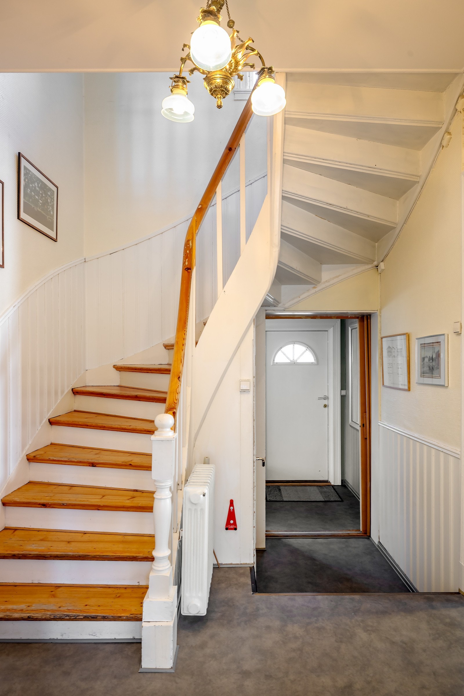 Trappen mellom første og andre etasje har en klassisk stil og gir et vakkert preg til boligen. Galleribilde