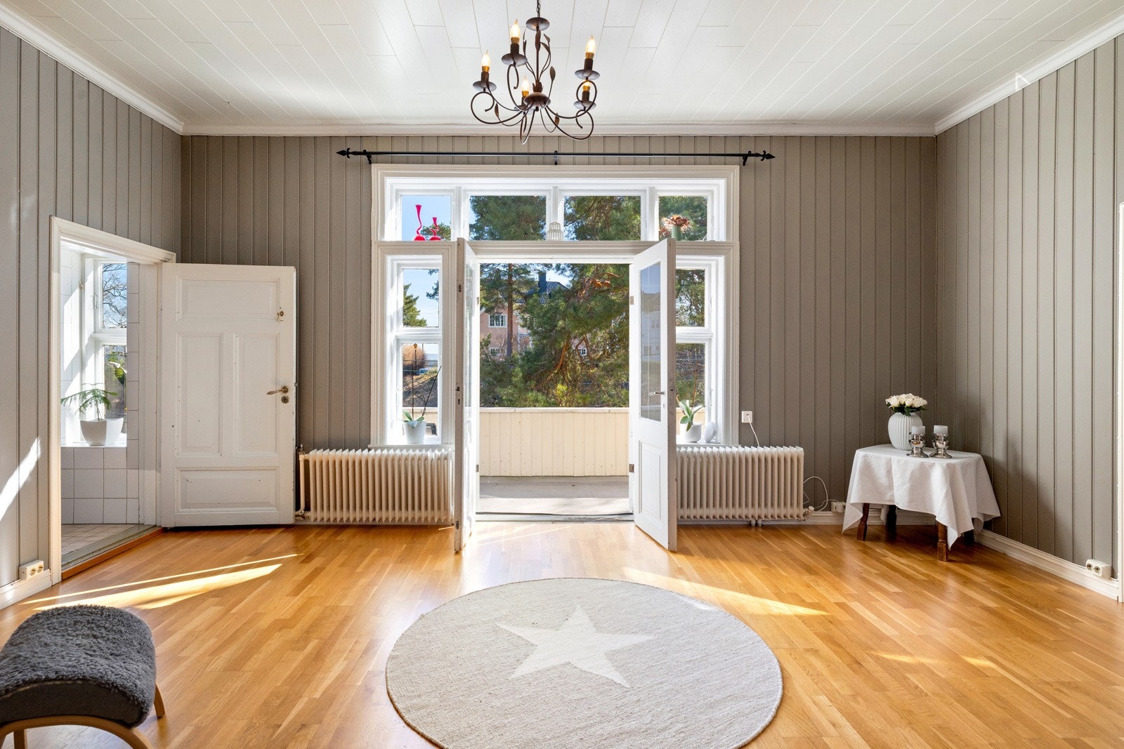 Stuen i andre etasje er et fantastisk rom med himlingshøyde på hele 2,84 meter. Galleribilde