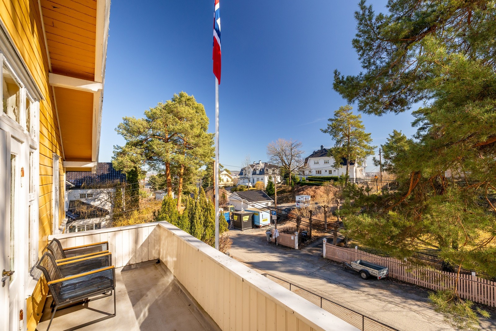 Fra balkongen i annen etasje er det nydelig utsyn mot Christian Benneches vei og nærliggende omgivelser. Galleribilde