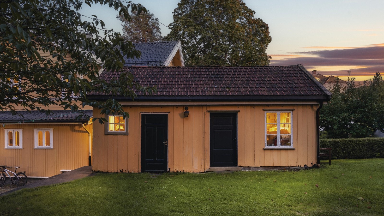 Det sjarmerende uthuset på 23 kvm har god lagringsplass til både hageutstyr, sportsutstyr og lignende. Galleribilde